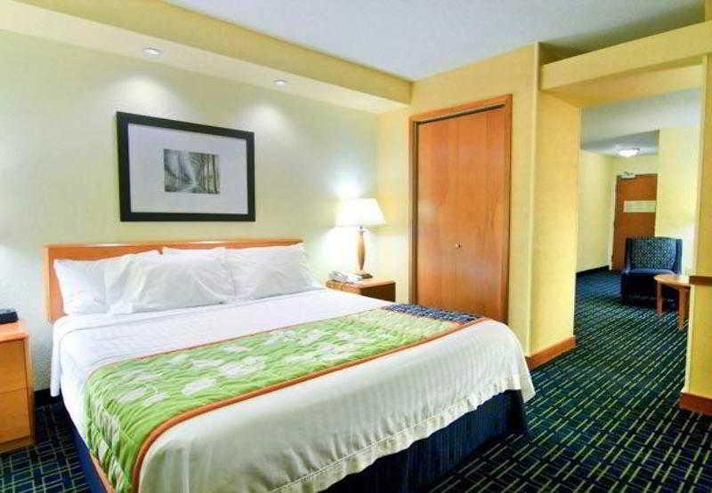 Fairfield Inn And Suites By Marriott Emporia I-95 Екстериор снимка